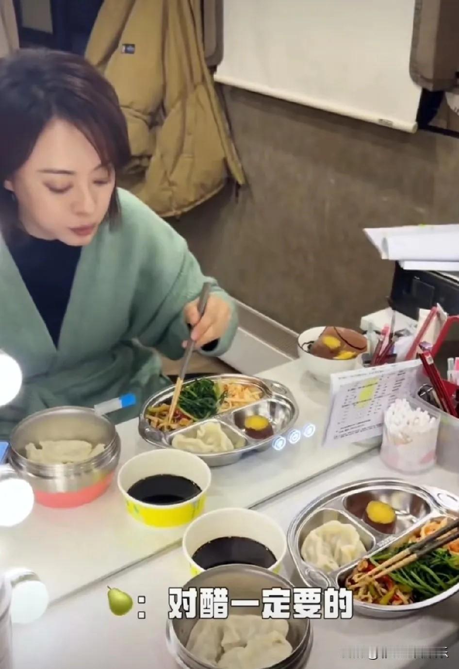 明星都好自律，孙俪冬至的时候吃饺子，一顿饭只吃六个饺子，她中午没吃饭特意空出胃吃