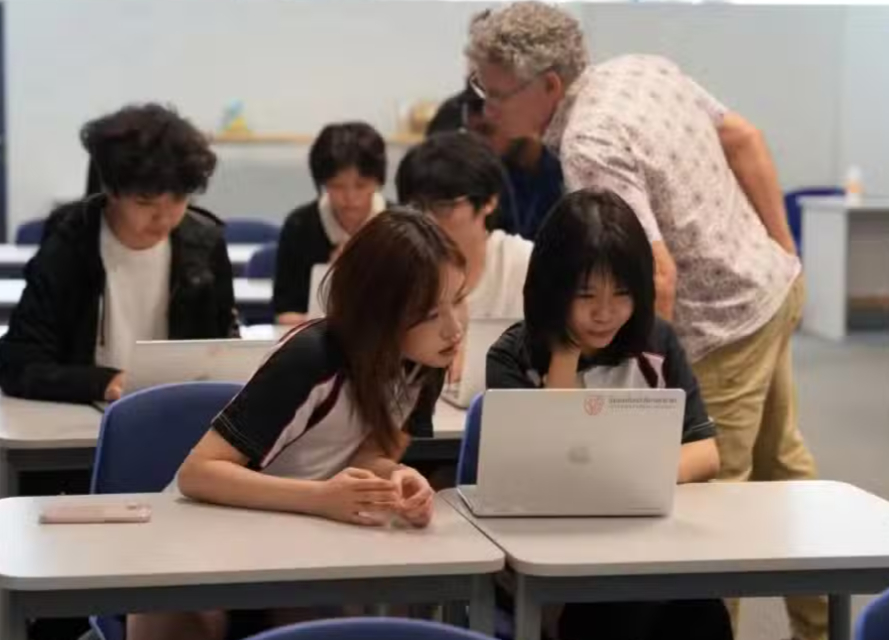 这个有点意思！新加坡刚刚发布了一项针对中学生的新规：从2026年1月开始，所有中