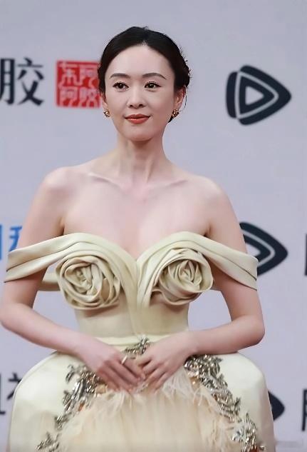 童谣40岁，提醒所有女明星，无论资源如何丰富，拥有怎样的老公，在红毯上都应保持得