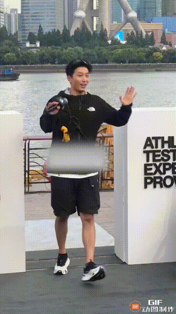 嫁入豪门后
多数时间和何超莲腻在一起
享受完蜜月后
窦骁终于单独出来录节目了
一