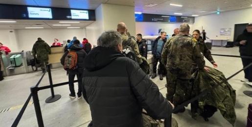 八国联合声明刚公布，德国第一个撤军，15名大兵被堵机场怼脸拍

就在刚刚欧洲八个