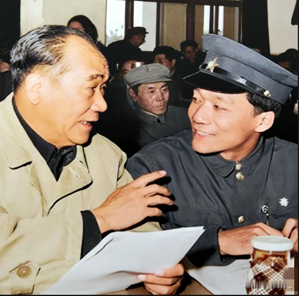 80年代，侯宝林父子坐在一起拿着文稿，交流探讨相声创作。相声界难得的父子同框，现