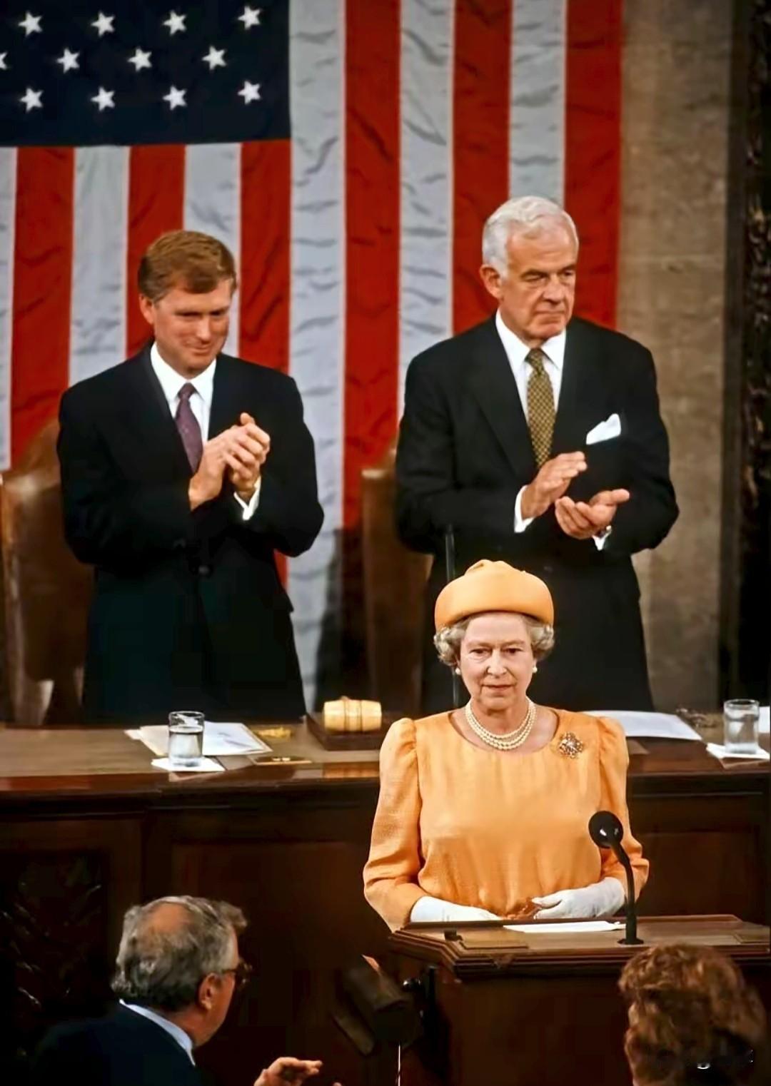 1991年5月16日，美国国会大厦众议院大厅，伊丽莎白二世成为首位也是唯一一位在