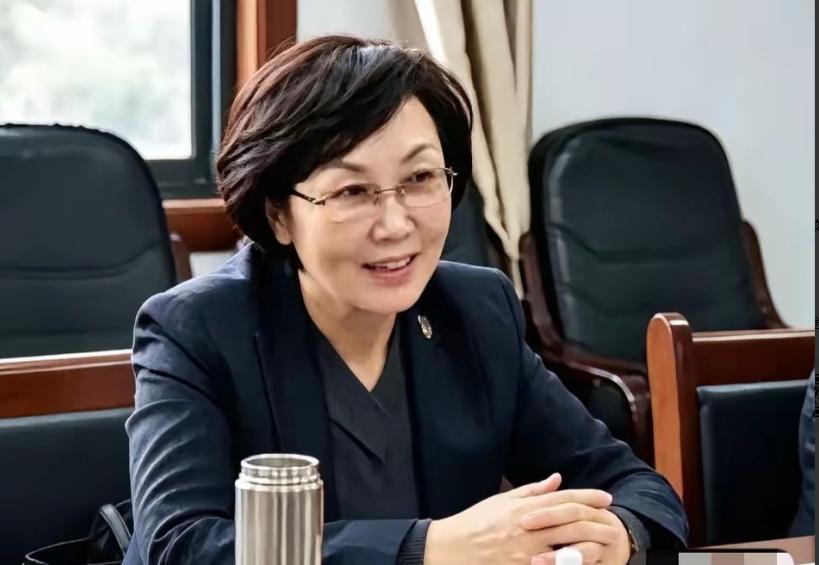 67岁，退休四年多，张春香还是没躲过去。
她曾把手机号向全省公开，退休四年后，自