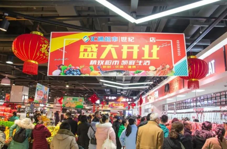 在北京某社区，66岁的赵大爷退休后生活简单平和，每天规律地进行晨练和社区活动。平