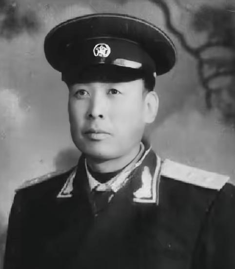 1943年，八路军排长伪装汉奸，在日军宴会上大吃大喝，旁边一个日军头目问：“你是
