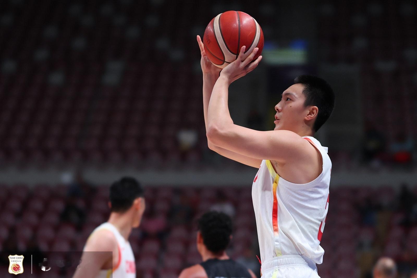 中国男篮76-90不敌韩国男篮。本场胡明轩表现糟糕，进攻端毫无手感，代替程帅澎两