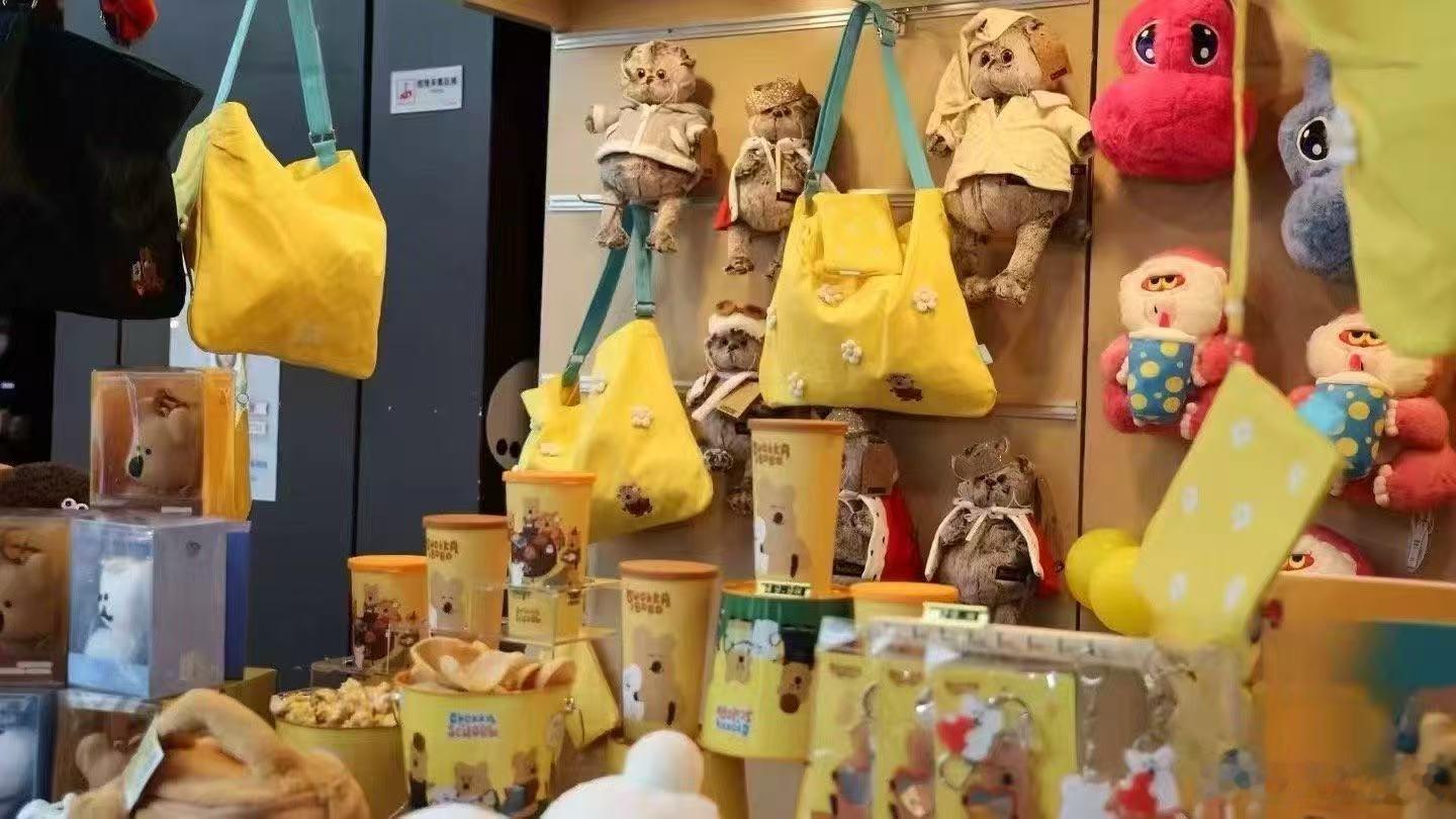 央视网文娱评影院变片场  其实现在的电影公司有着非常多的故事能力，年轻人不是不爱