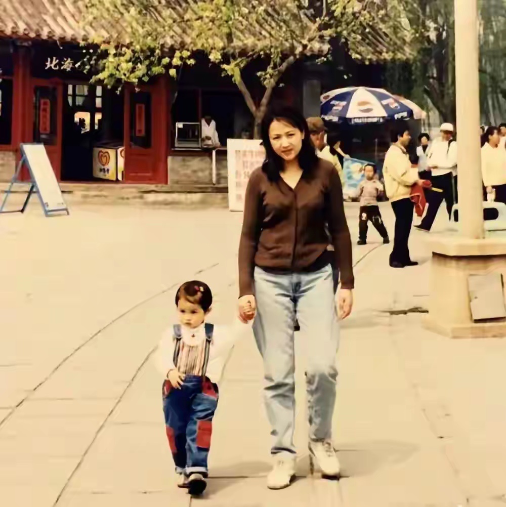 关晓彤的妈妈年轻时也是个大美女，个子也很高 