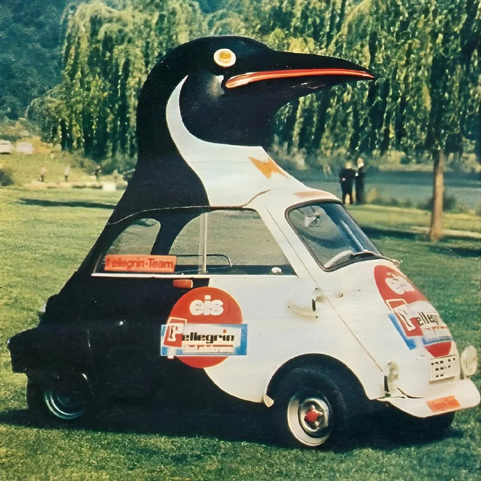 1980年代德国街头的可爱天花板来了🐧🍦这台企鹅造型泡泡车，是当地冰淇淋品牌