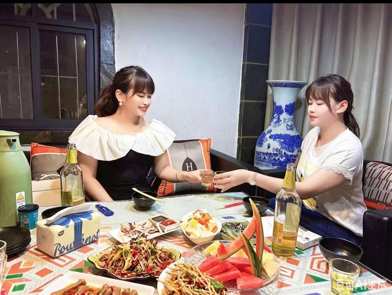 女人嘛，有空做做美甲，喝点小酒，买点自己喜欢的衣服，没事打扮一下自己，非要纠结男
