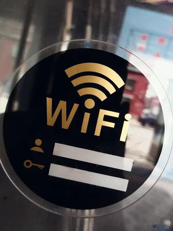 网友说：他在5楼住，楼下4楼wifi密码八个8，十多年了，他都没换过密码，他也没