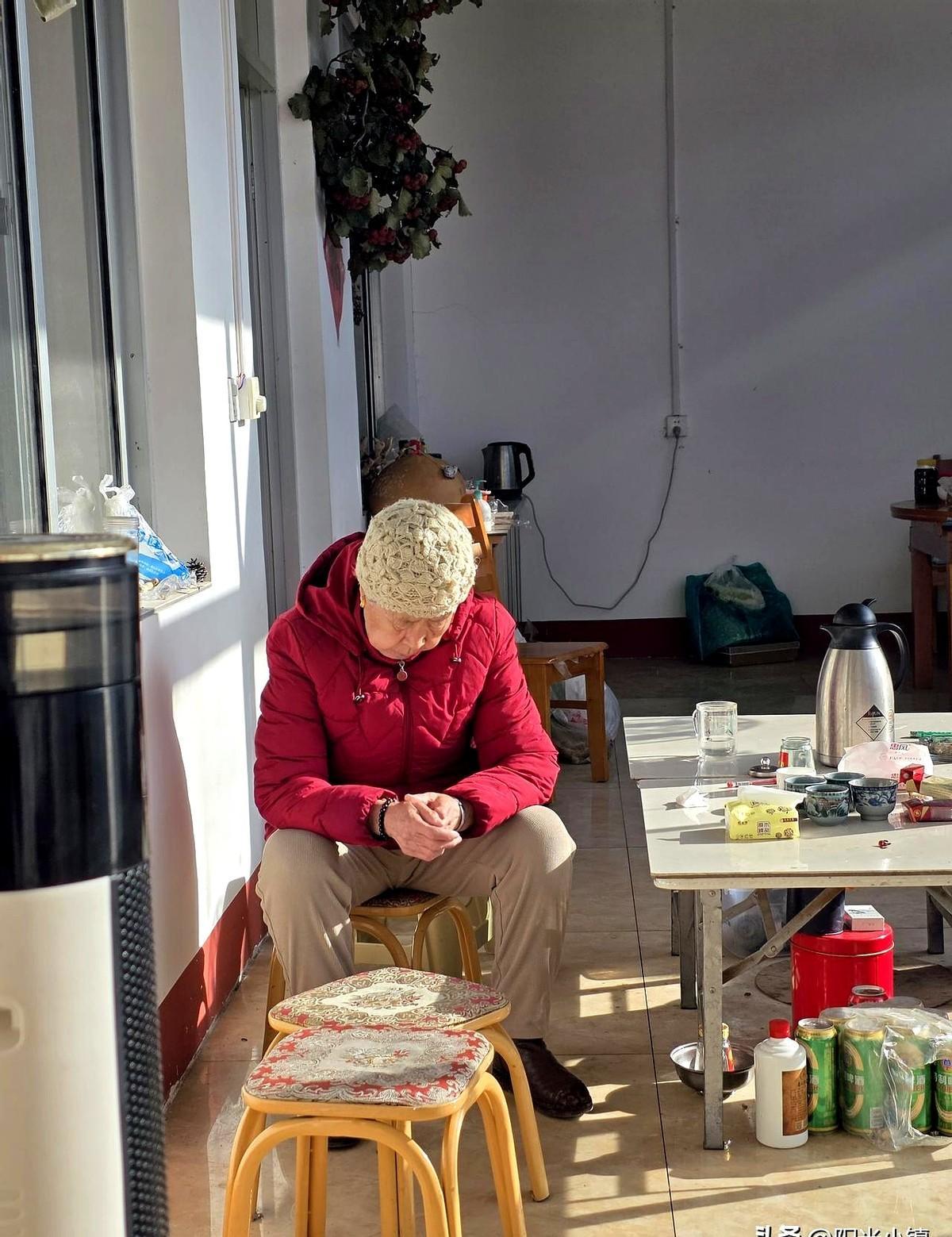 阳光挤进房间，老娘晒得很舒服，想起父亲的愿望……现在我很想实现父亲的愿望，但又怕