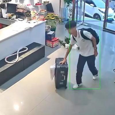 女子离婚后没能带走儿子，前夫家人反复告诉孩子“你妈不要你了”。没想到，7年后，儿