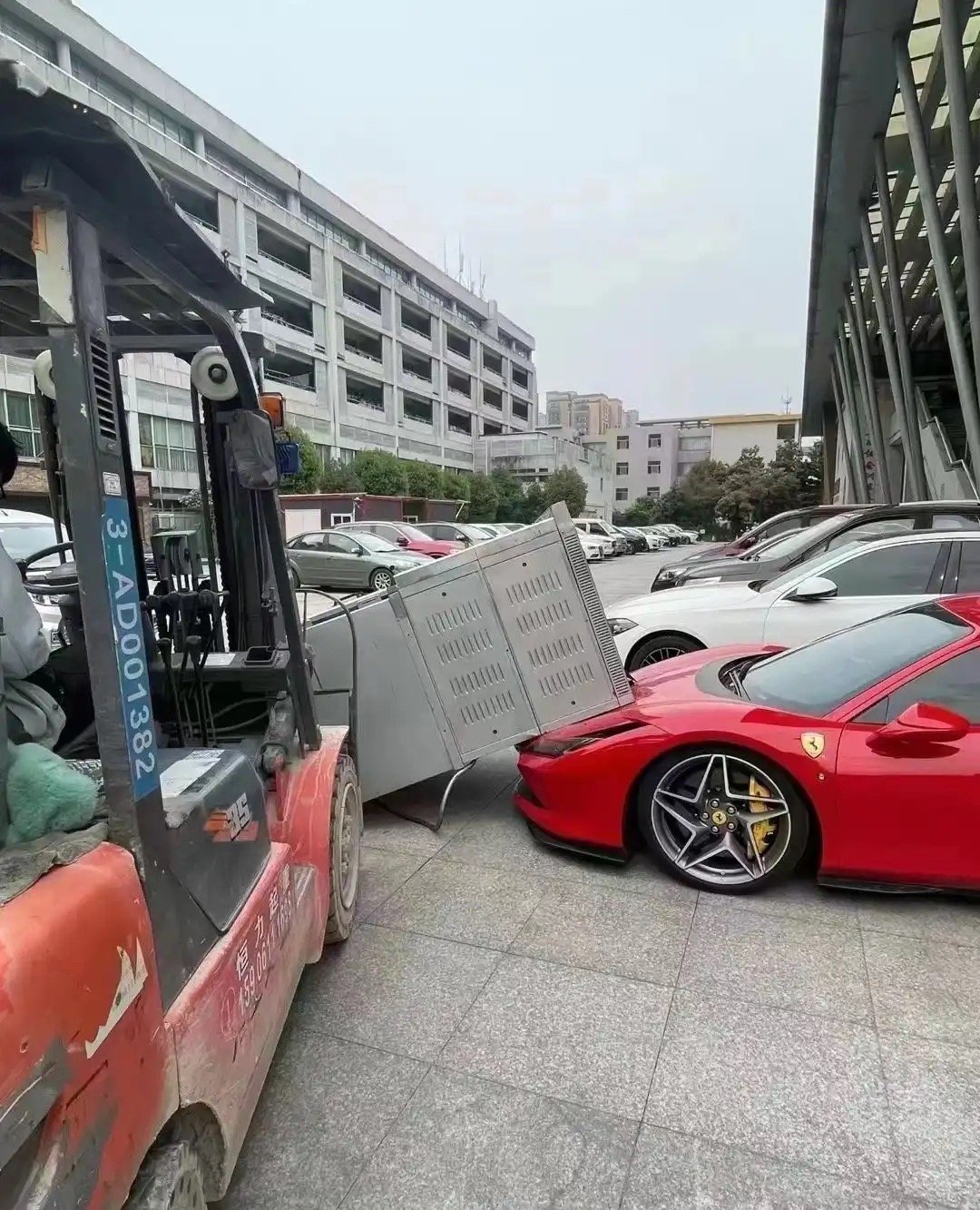 完了，这下真是祖坟冒青烟了 ​​​