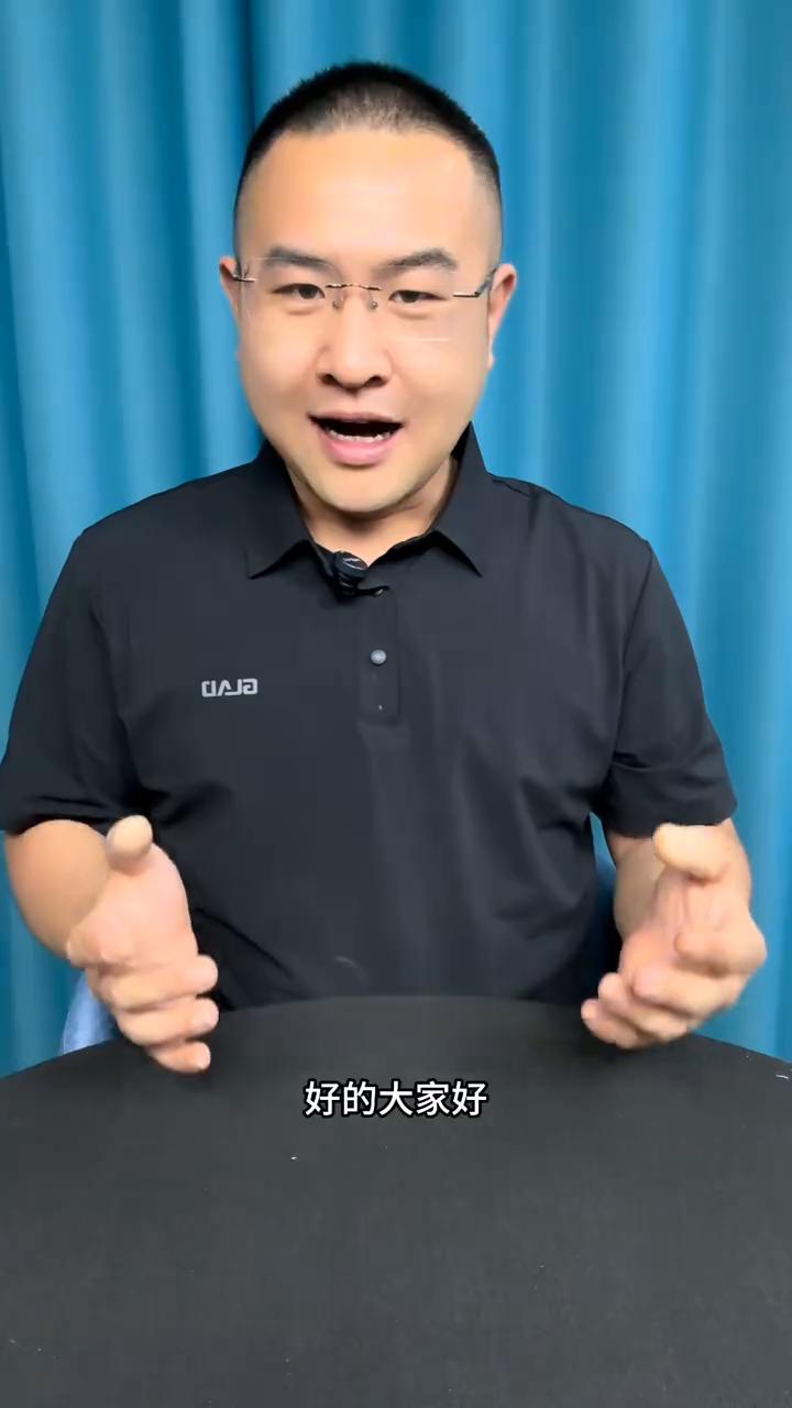 大叔手指灯光秀，这招玩绝了。
老婆面前露一手，这招真的太帅了。大家好，空中一抓直
