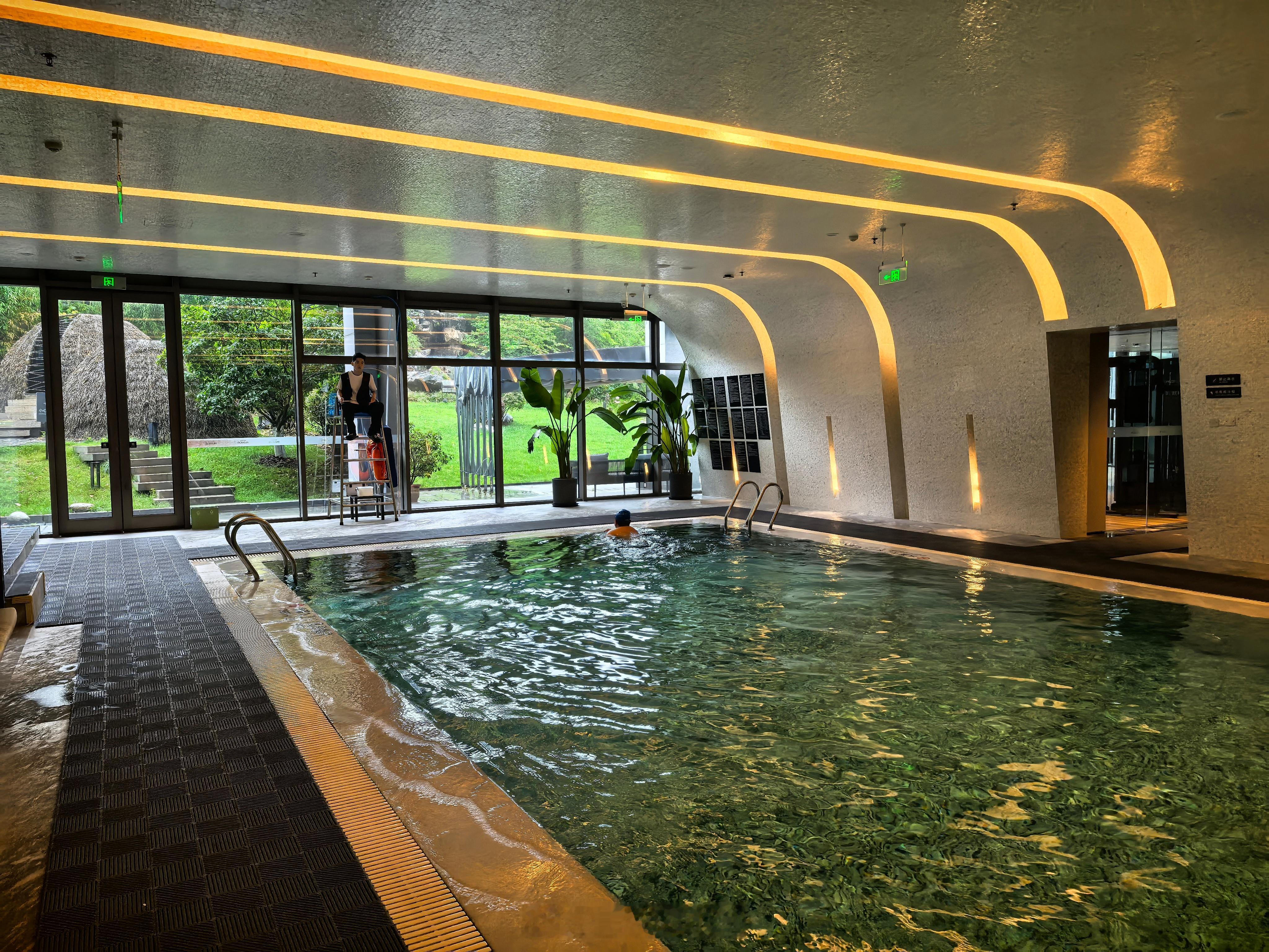 上午拍摄，下午2:20送机，中间还安排40分钟和东哥一起游了个泳🏊请叫我时间管