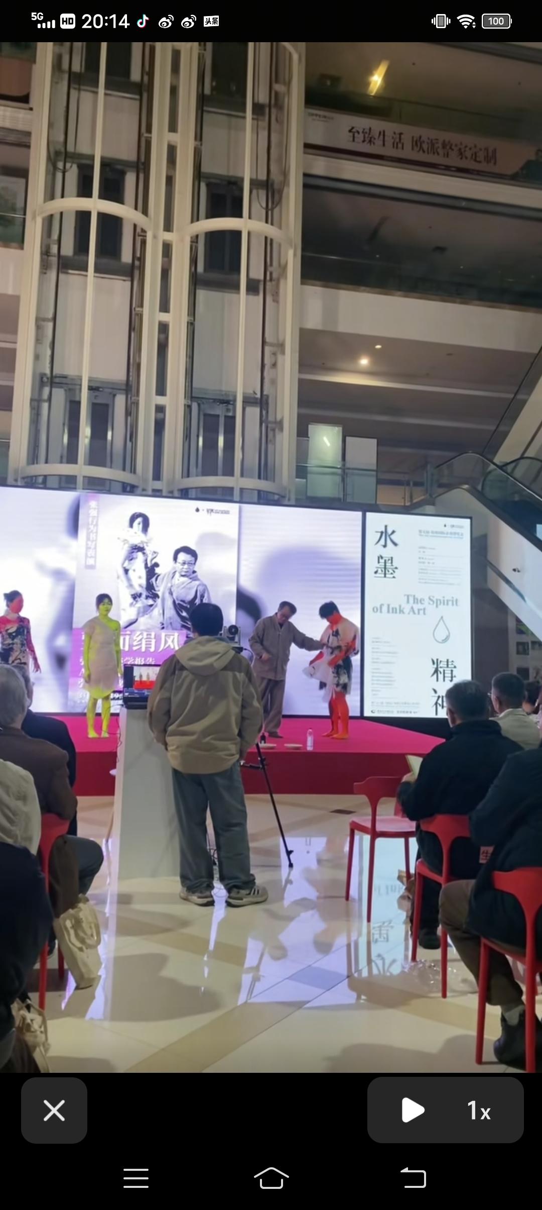 西湖艺术博览会开幕式上，四川美院教授、两江学者张强，在台上挥毫泼墨，表演行为艺术