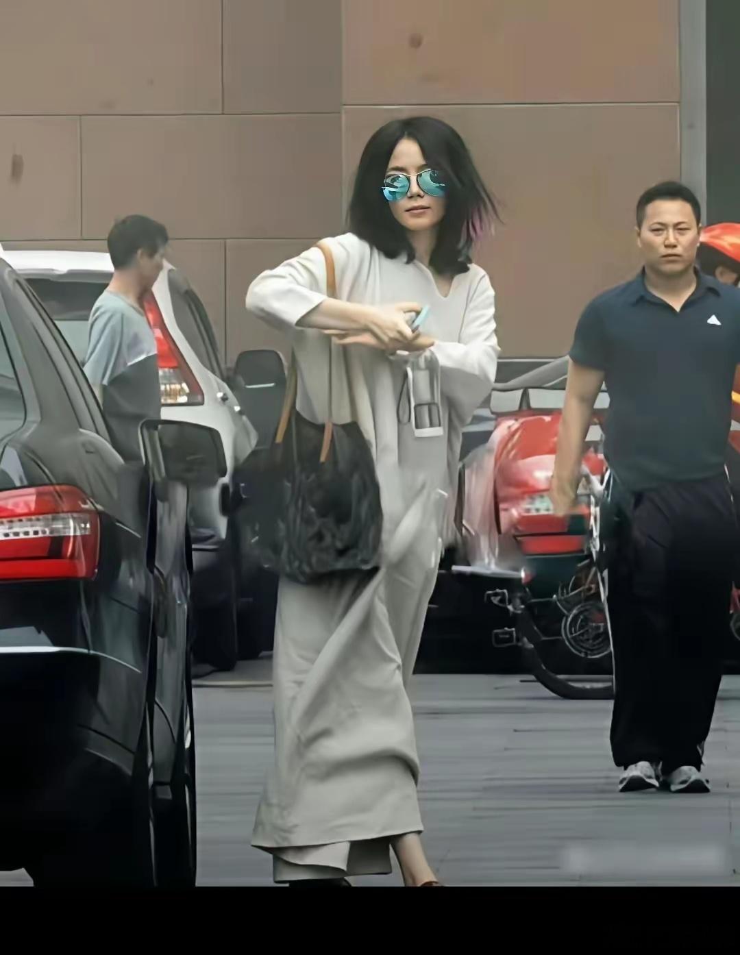 也就是王菲她个子高，但凡换个人穿这衣服就是大型翻车现场 