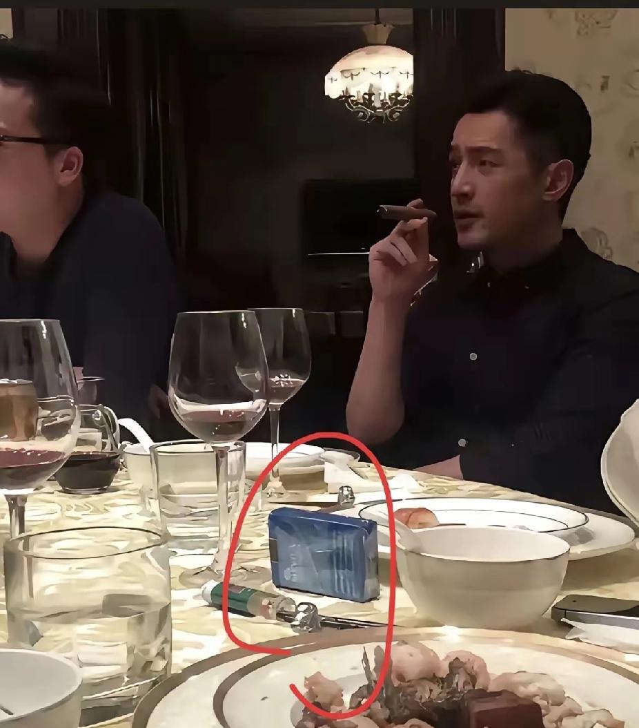 好奇！谁能看出男神抽的这是什么香烟吗？贵不贵？