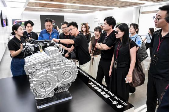 黄渤现身赛力斯超级工厂，助阵全新一代问界M9首批用户交付