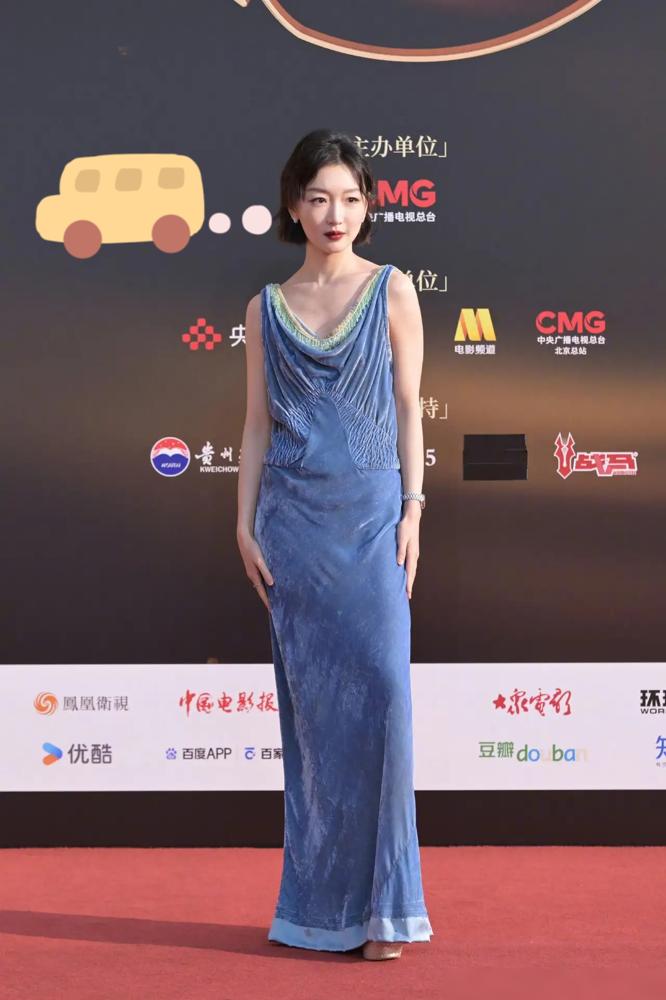 都以为周冬雨资源降级了？她那条几百块的蓝裙子，直接撕开了内娱红毯的遮羞布。
 