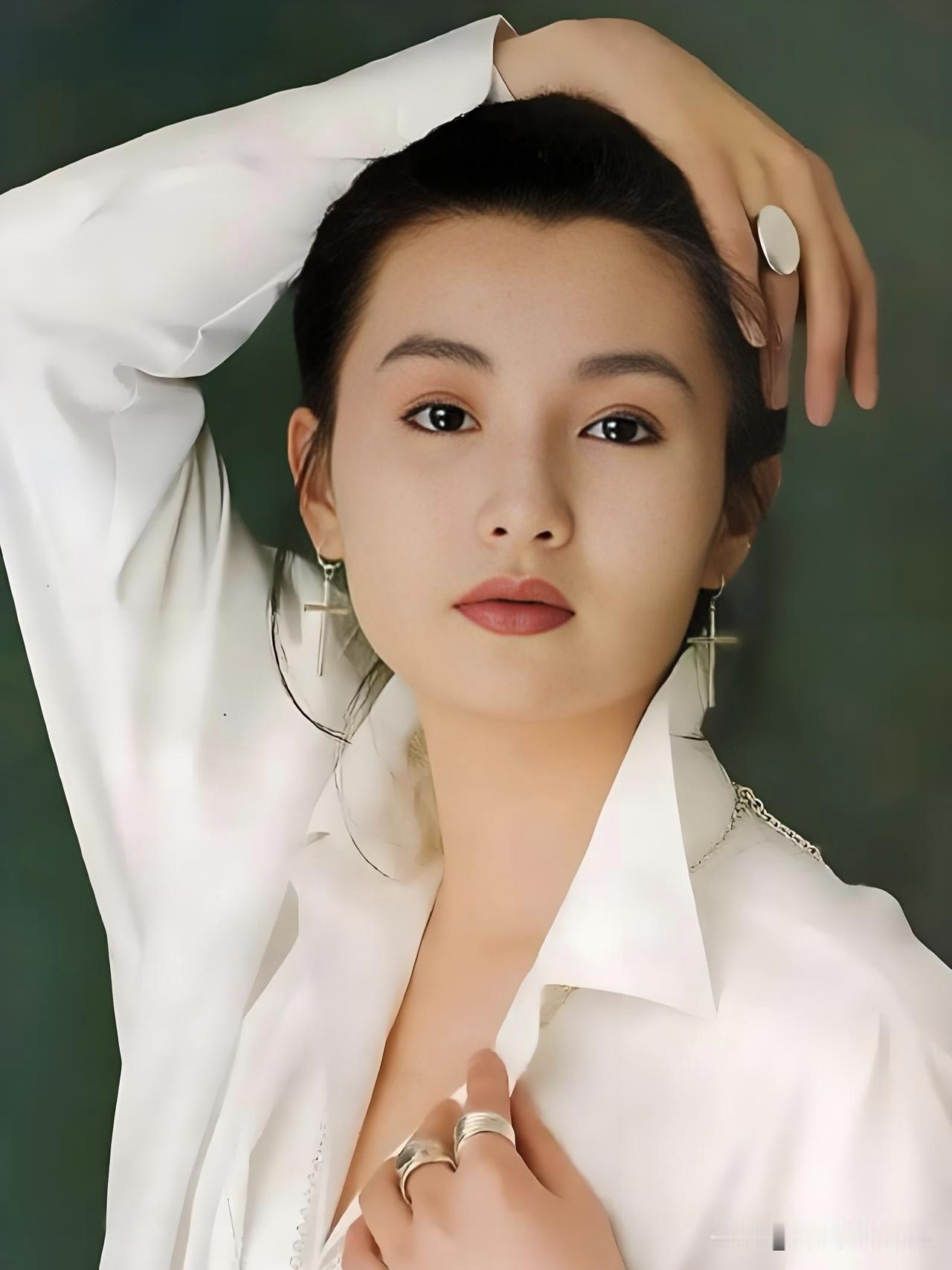 岁月流转，张曼玉以率性灵魂诠释时光之美。她无惧年龄，从容自在，将人生写成诗，在光