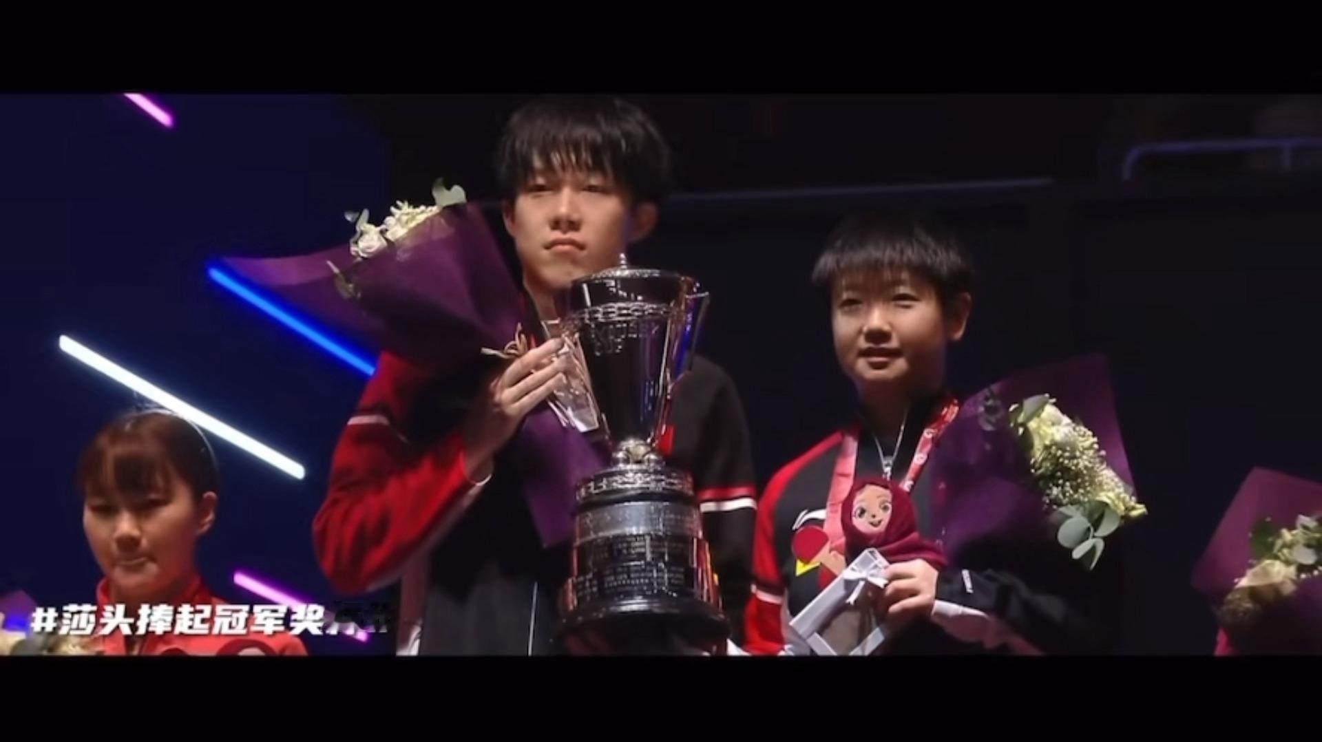 多哈我们喜欢你🫶🏻🥹我们混双宝宝有很好的原生家庭 莎头捧起冠军奖杯