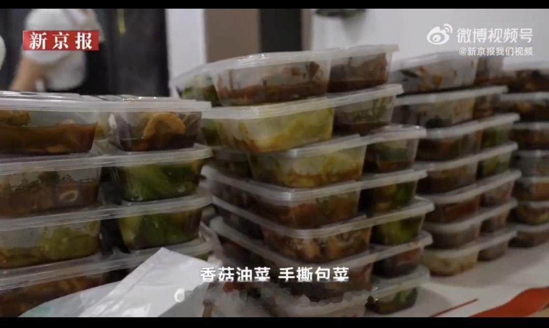 北京助老志愿者有了送餐新装备热心的善意从来不应该只有一腔孤勇，三年助老送餐的坚持