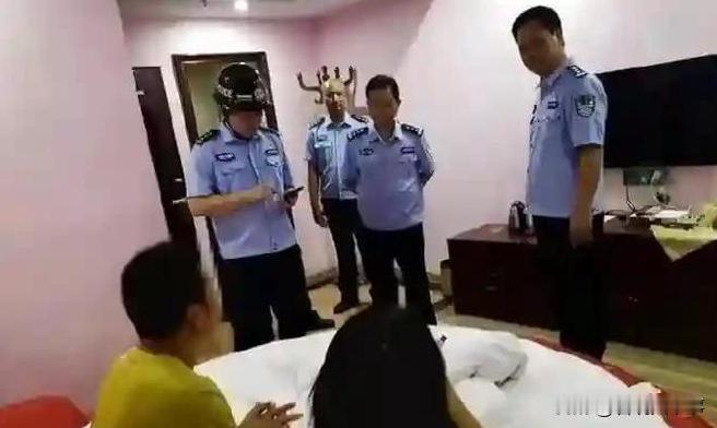 重庆，男子和朋友聚会时认识了一女子，当晚就带着女子去开了房，不料，正当两人准备步