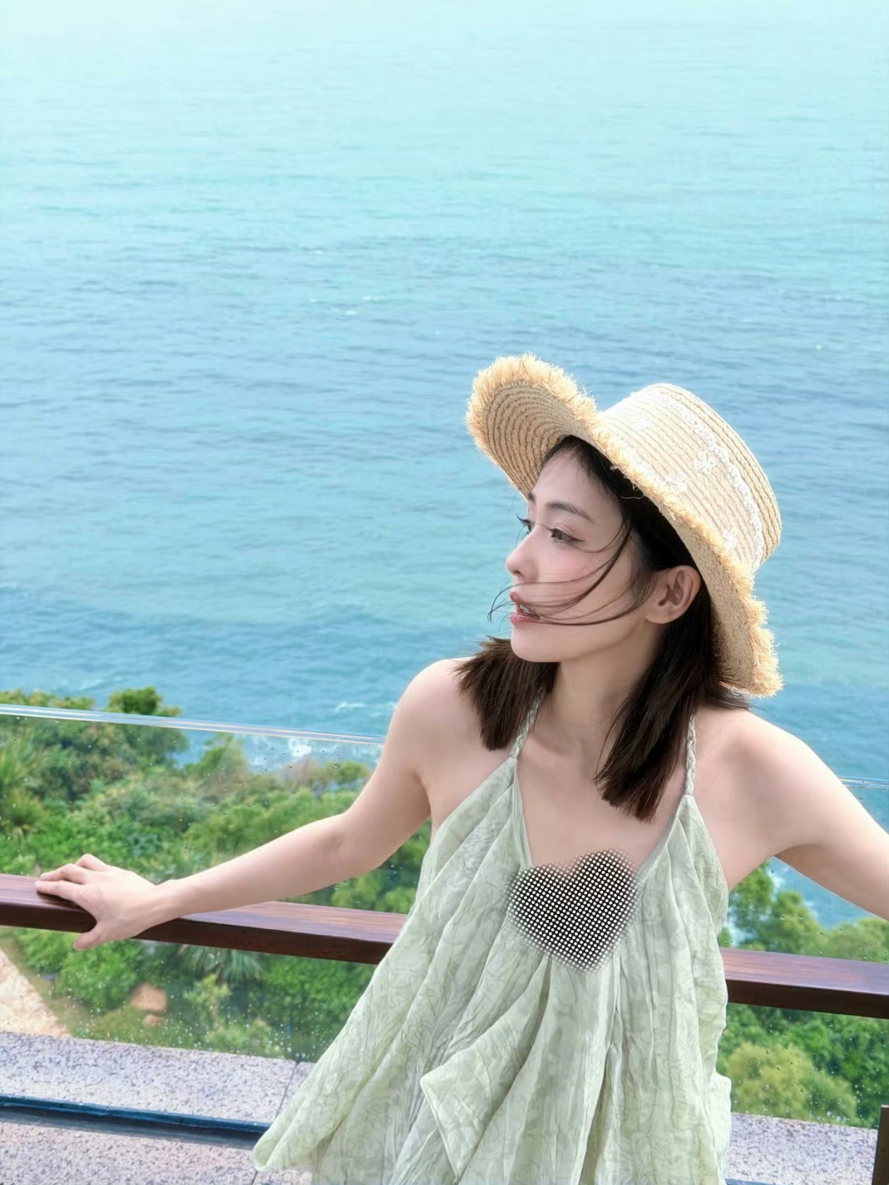 白鹿 她有山的广阔 却不执着于山的高度她有树的生机 却对四季流转生命无常心怀坦然