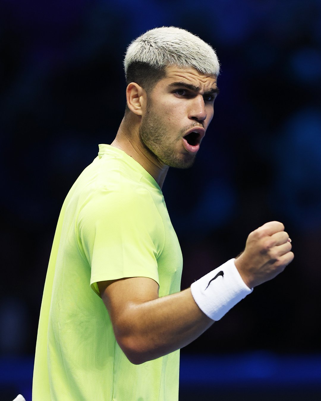 阿尔卡拉斯6-7、7-5、6-3逆转弗里茨，取得小组赛两连胜，距离锁定年终第一只