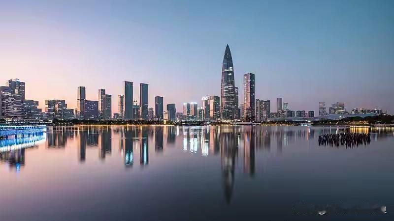 一个区要冲万亿，首先要回答：地，从哪来？
 
国内已经站稳万亿GDP的市辖区，分