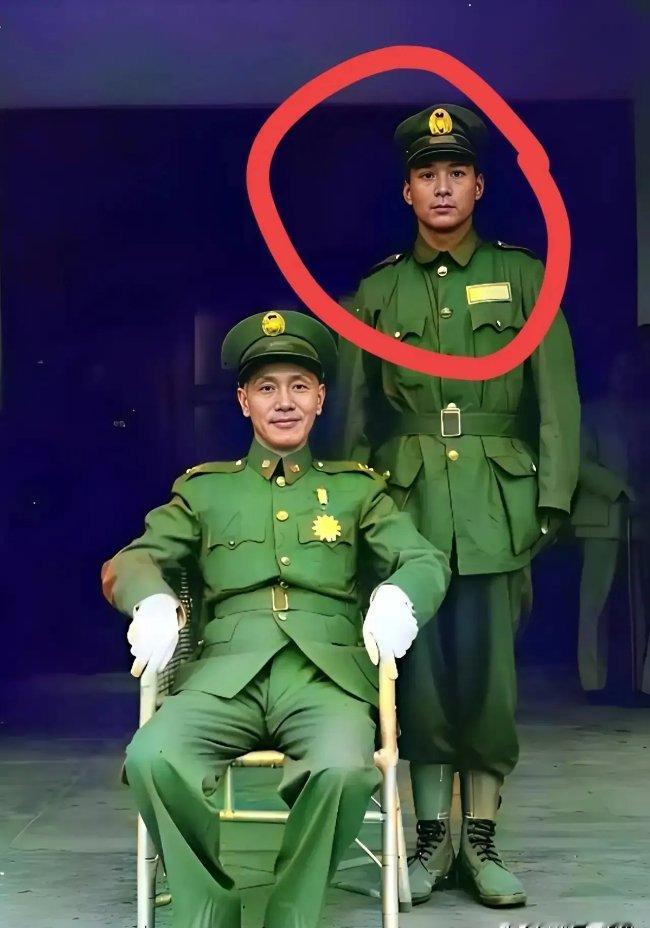 蒋中正身后的这位是谁？能站在蒋中正身后的，那他身份地位一定不一般啊！ 