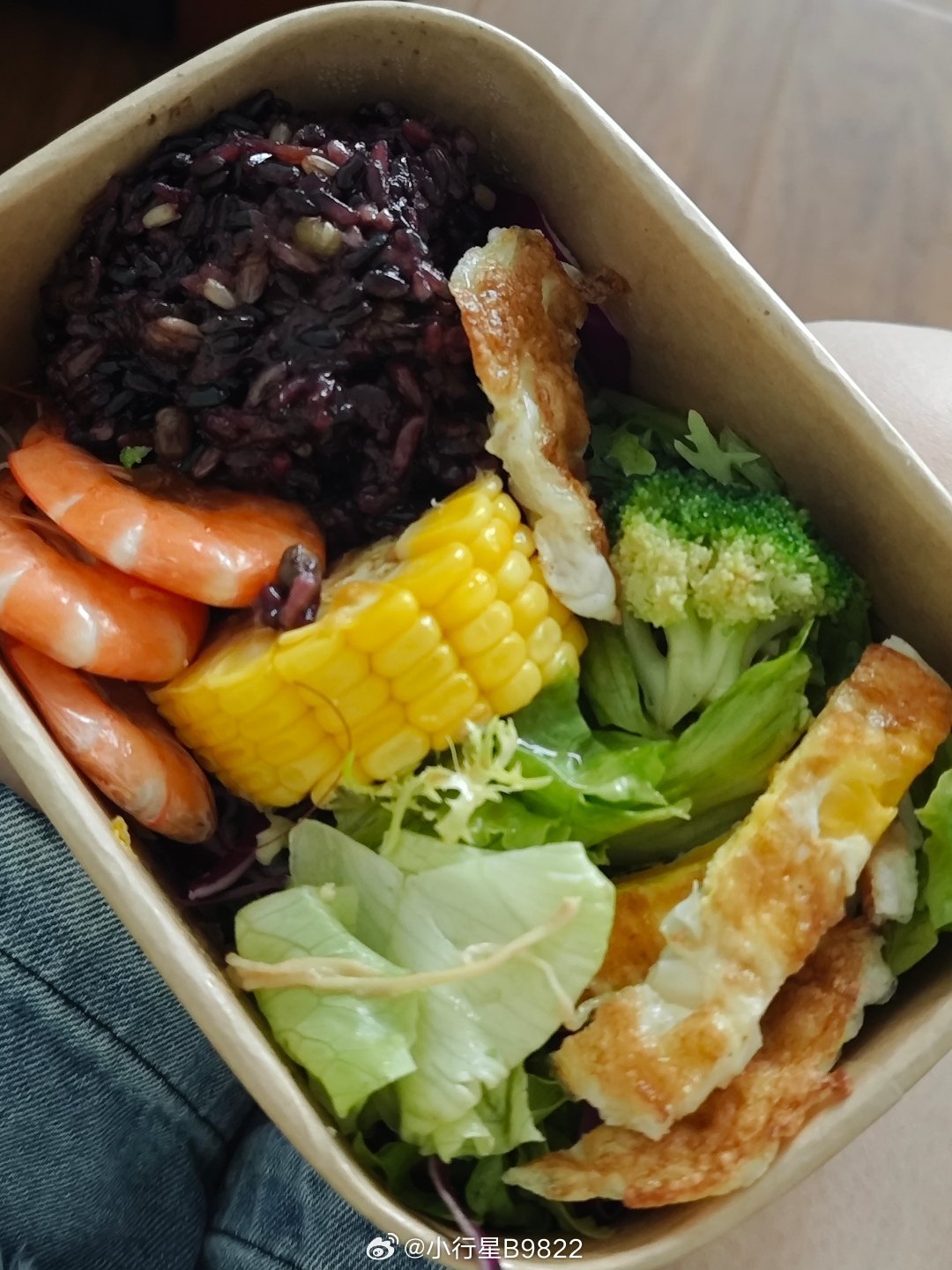 狡猾的猪妖正在计算热量呢她想把热量留给零食和她老公做的饭 
