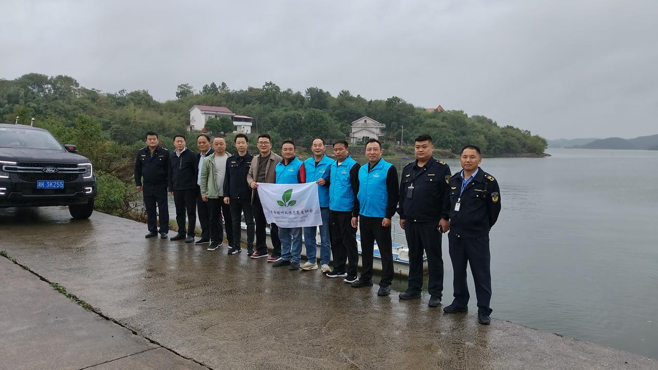 湘潭市绿叶环保志愿者协会志愿者，赴湘乡水府庙水库饮用水源保护区（娄底二水厂取水口