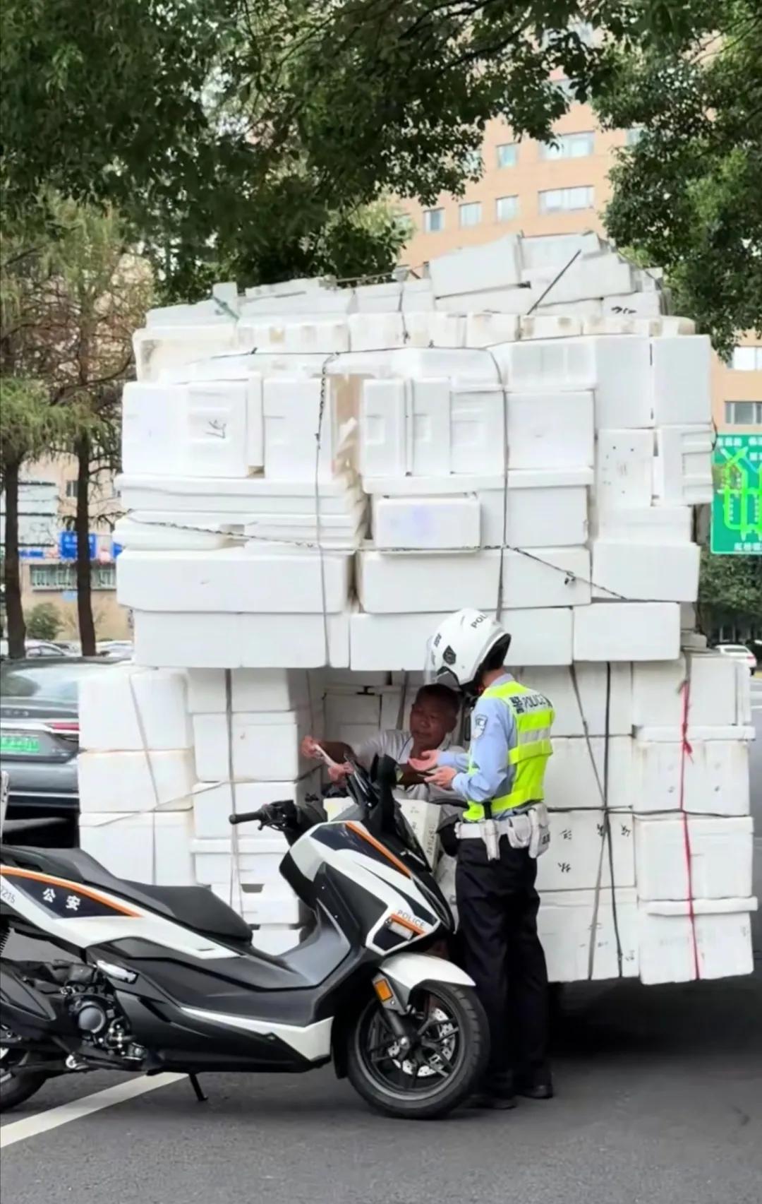 这次我是真的支持交警，像马路上这种马路杀手，早该管管了，这些收废品的，他们会用三