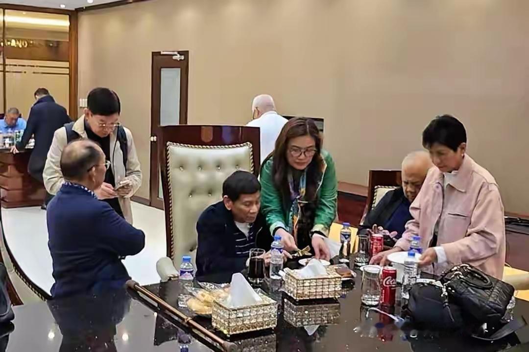 杜特尔特家族最近被“禁言”了！国际刑事法院给他们下了封口令，除了能说老杜是生是死