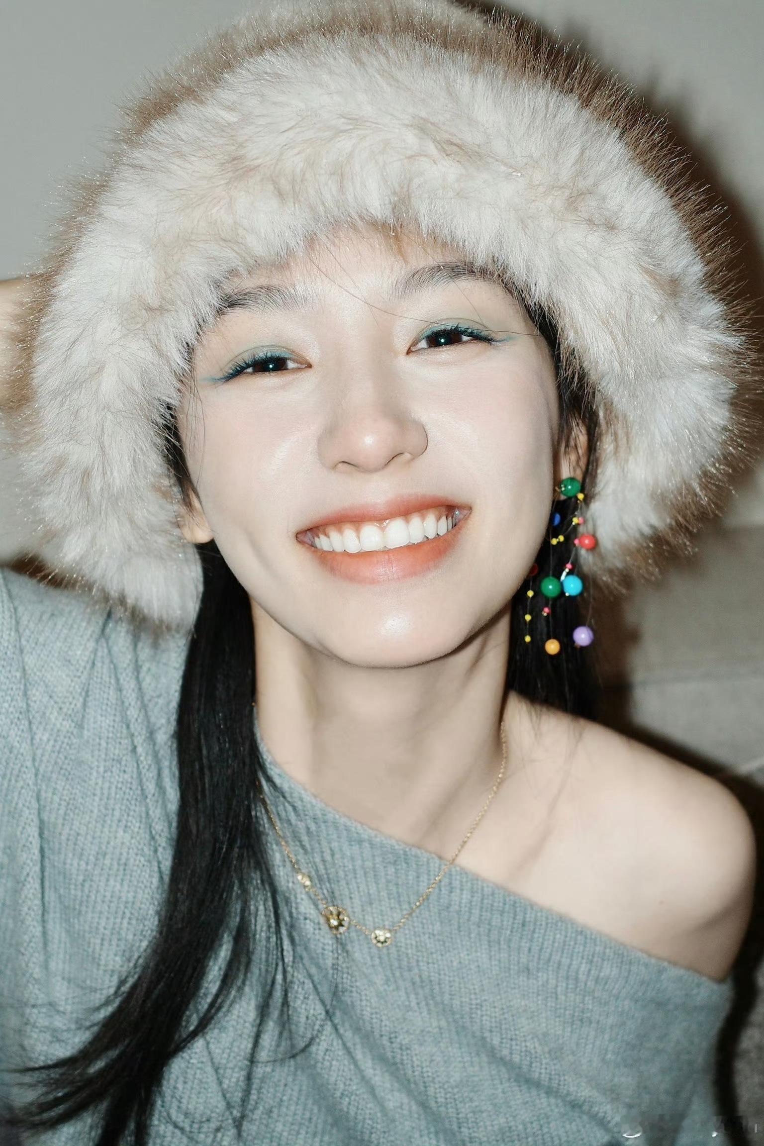 周也蓝色眼妆 冬日限定妆容来也甜妹和清冷系美女随时切换，笑起来眼睛弯成月牙了！今