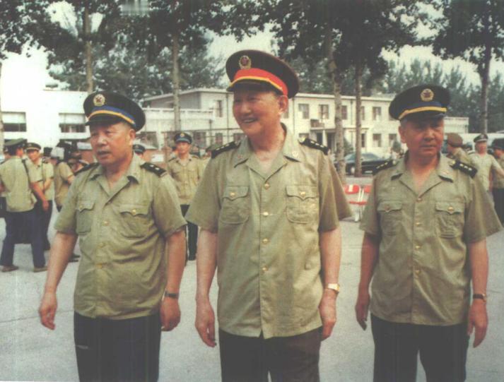 军委副秘书长开国上将洪学智视察空军部队，中间是洪学智。右边是当时的空军司令员王海