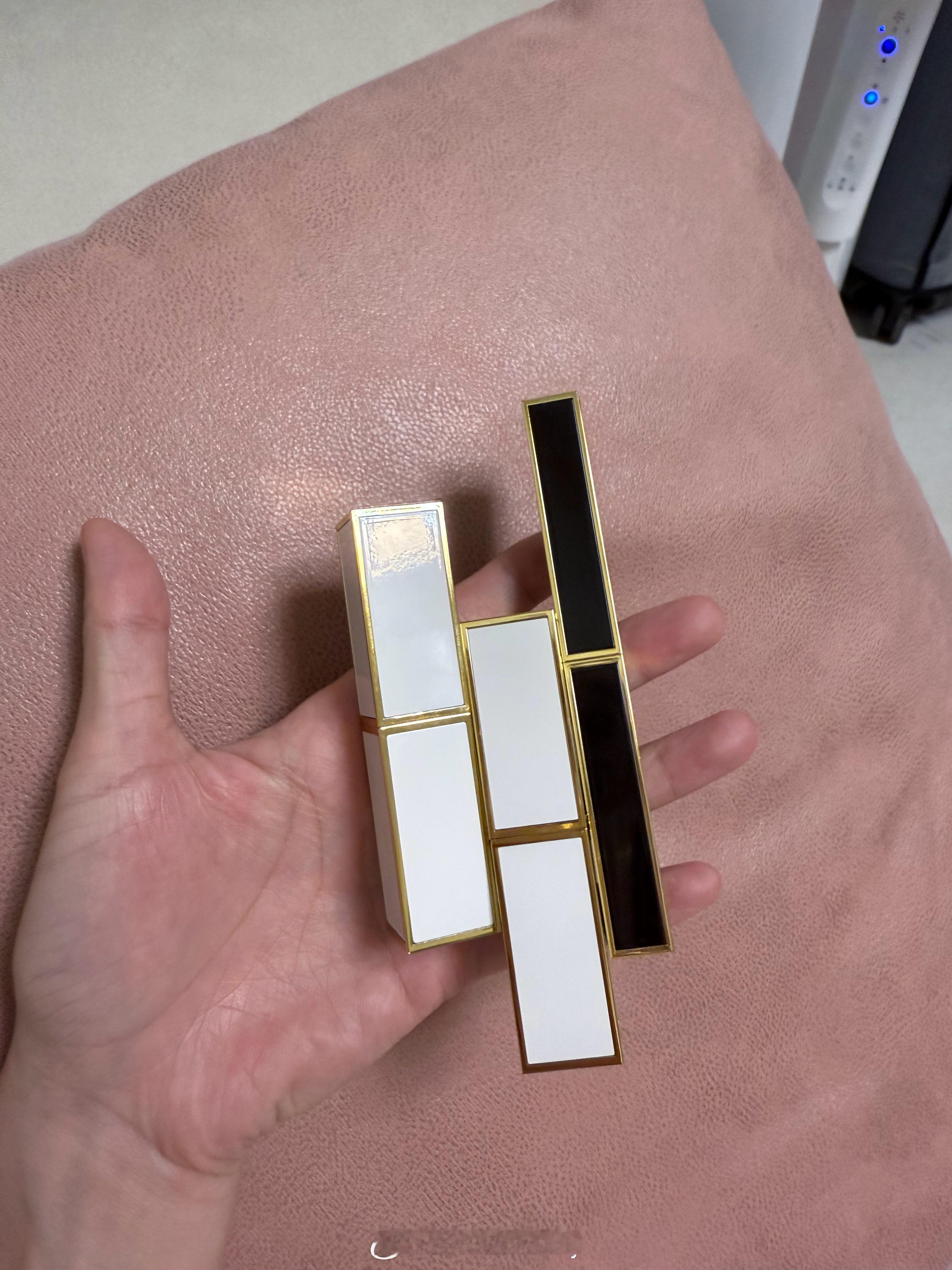 给女粉宝宝分享一下近期海南免税买到的口红💄和香水TF家的 口红色号是33 10
