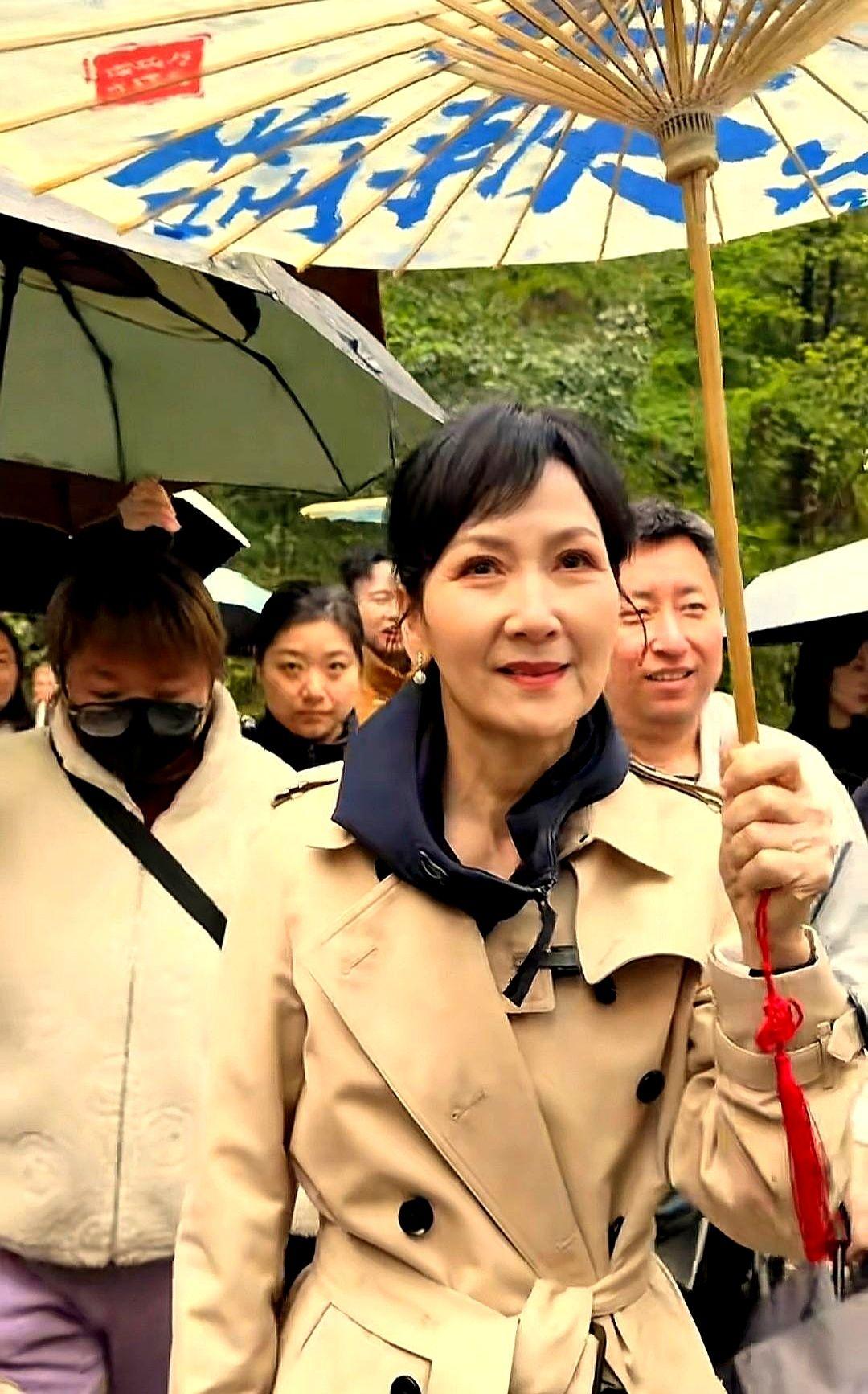 “白娘子”72岁，“小青”67岁，姐姐看着比妹妹年轻太多了！

最近陈美琪在杭州