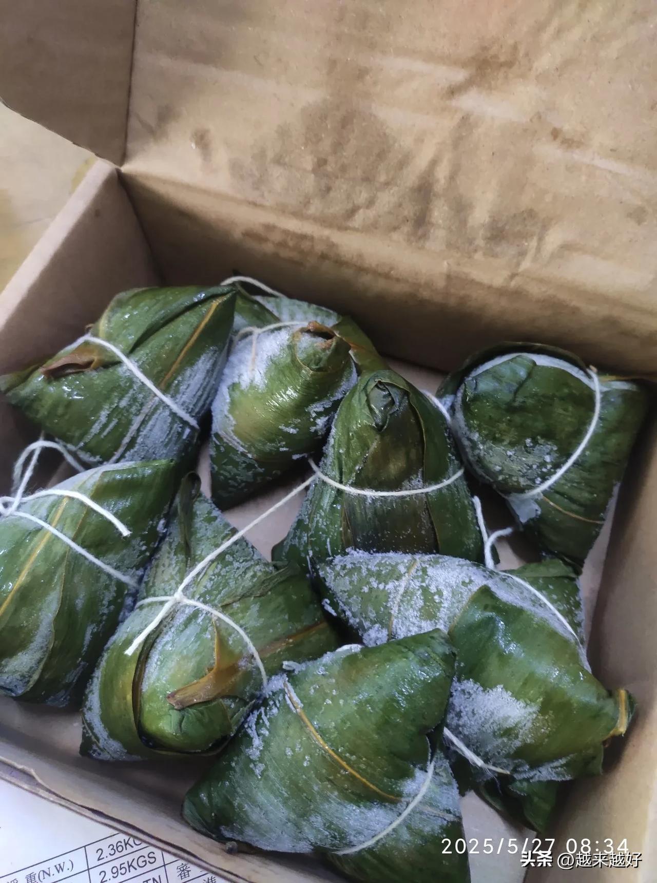 早上上班后，正在埋头捣鼓着我的土方冰糖蒜泥时，突然一个供应商的送货员来到我身边，