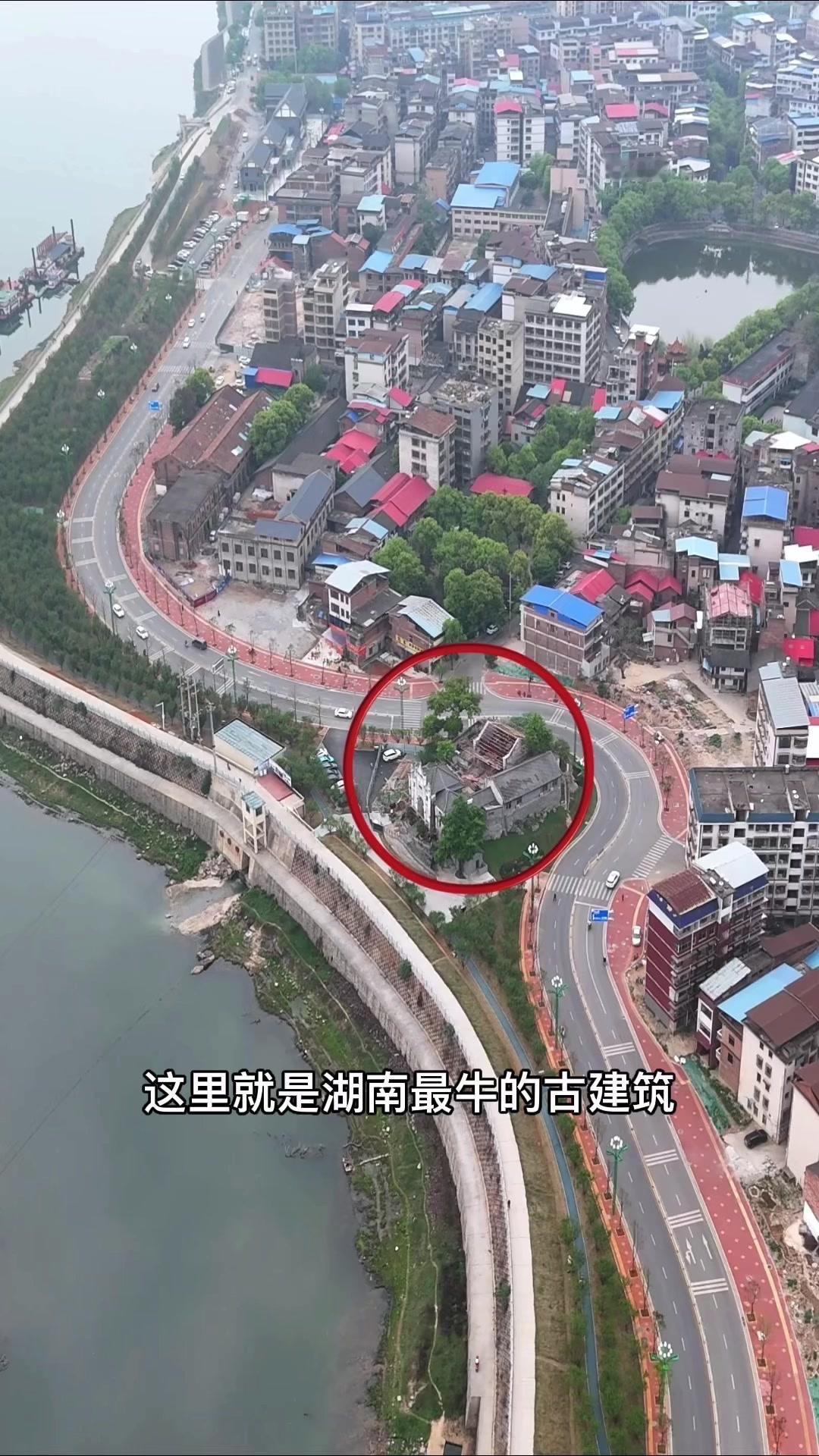 🌟祁阳的潇湘楼，就是湖南最牛的古建筑。

1️⃣整条江边的房子都拆完，唯独剩下