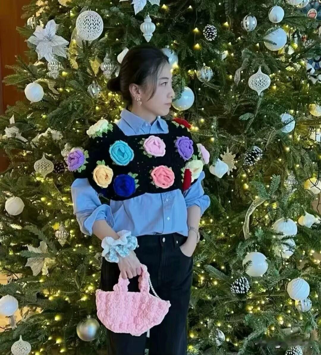 甘比为自己编织了不少衣服，但好看的真的没几件。不过以她现在的身份，穿啥已经不重要