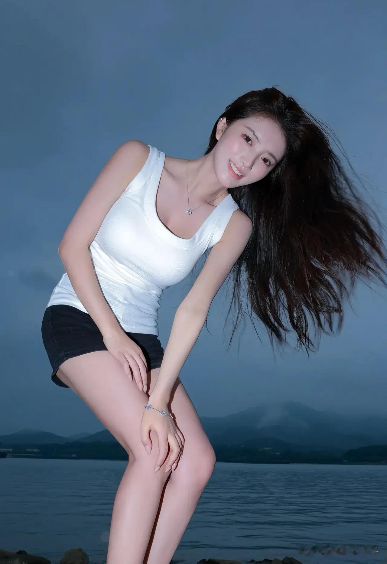 夜晚的湖边，静谧藏着诗意。  
微风拂过，水面碎成星子，  
路灯倒映，像撒了把