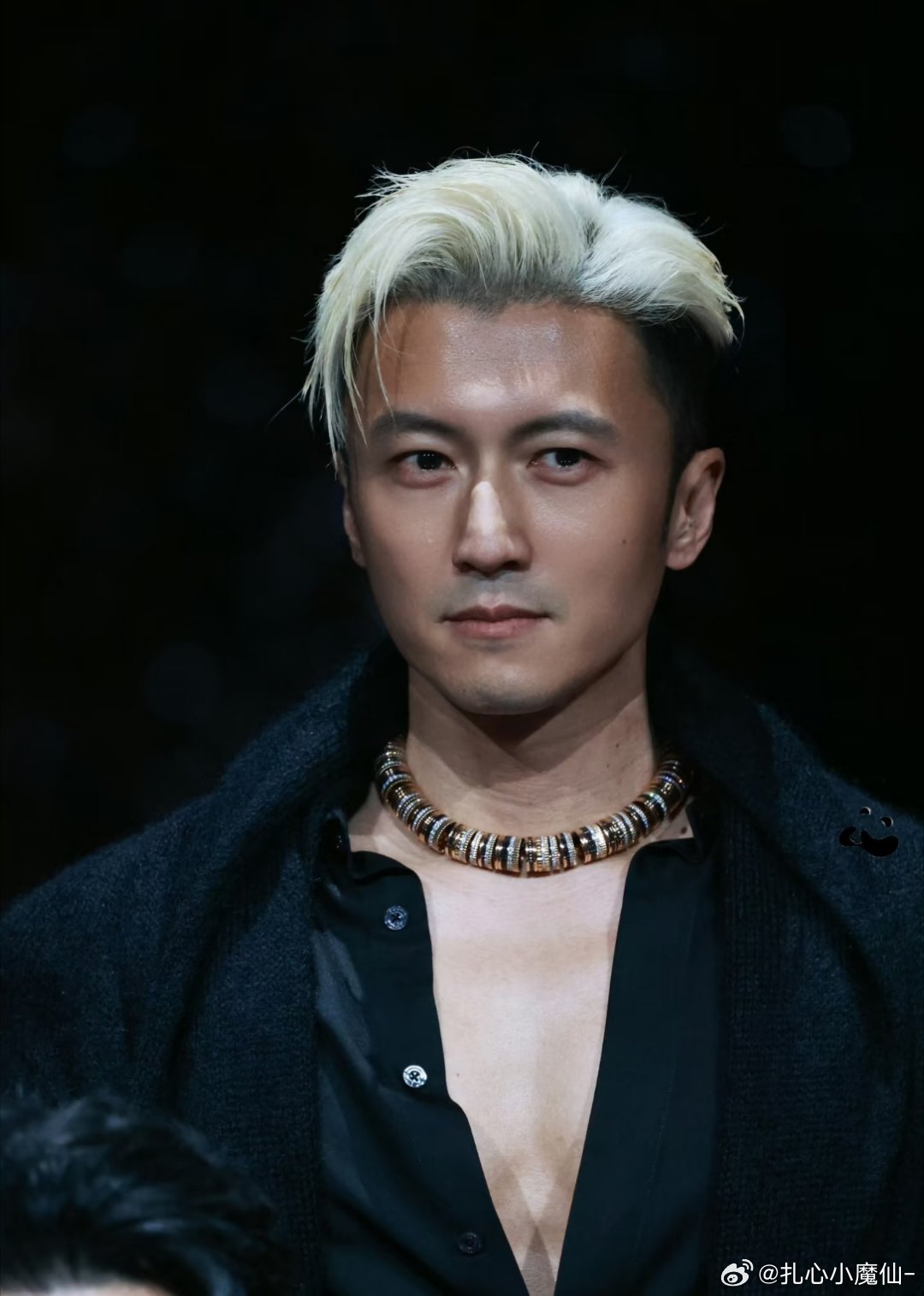 谢霆锋演唱会现场粉丝淡定开会年轻人的一心二用有多绝太帅了谢霆锋，谁不为之着迷，再