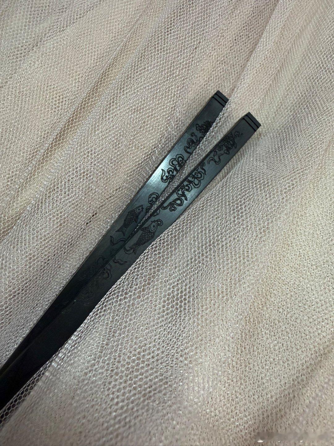 我和你天生成双美团外卖满99赠送的宫里的世界筷子，实物到手惊艳我，每一处花纹雕刻