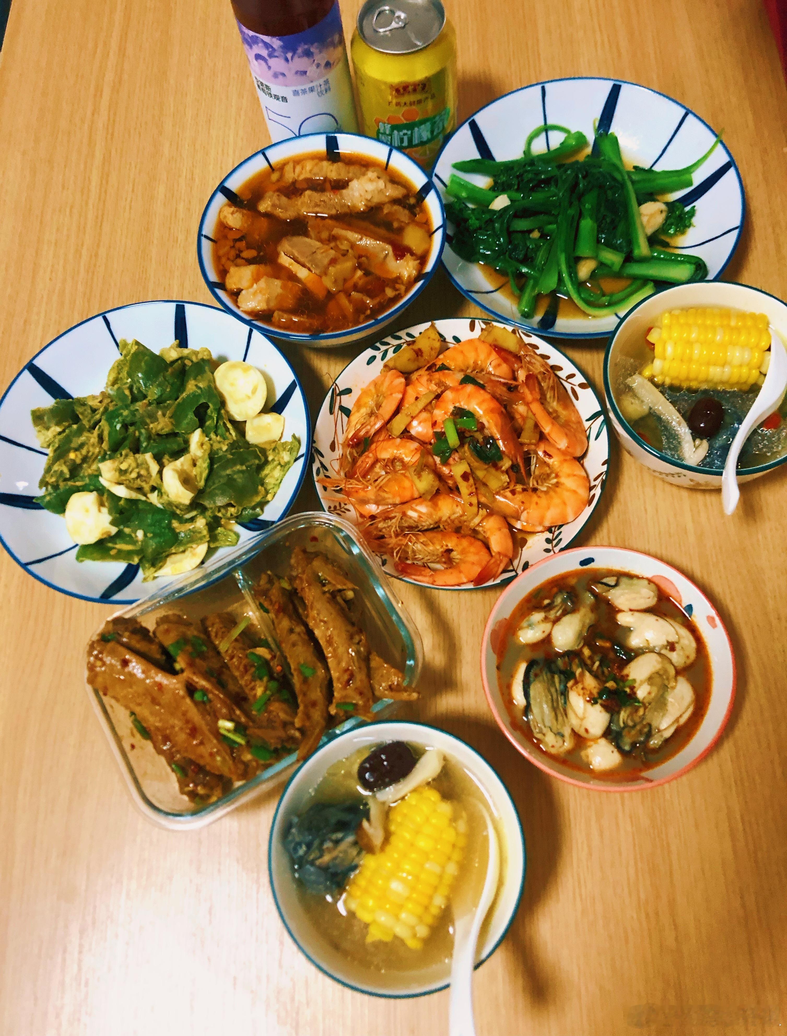 台风天，在家做了一桌黑暗料理犒劳自己。很久没有做饭了，厨艺都下降了。不过，老实讲