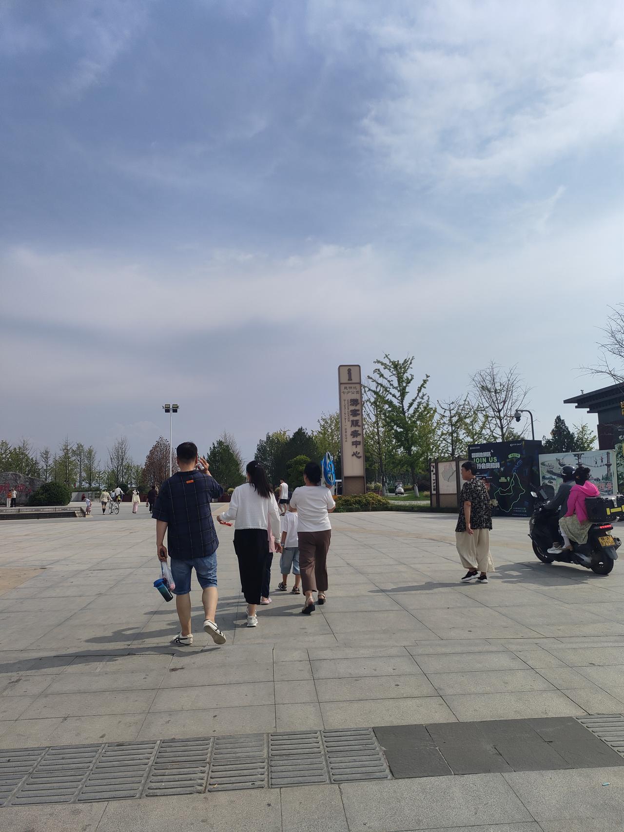 1. 一家人结伴出行，漫步广场，平凡的日子，满是简单的欢喜。
​
2. 蓝天白云
